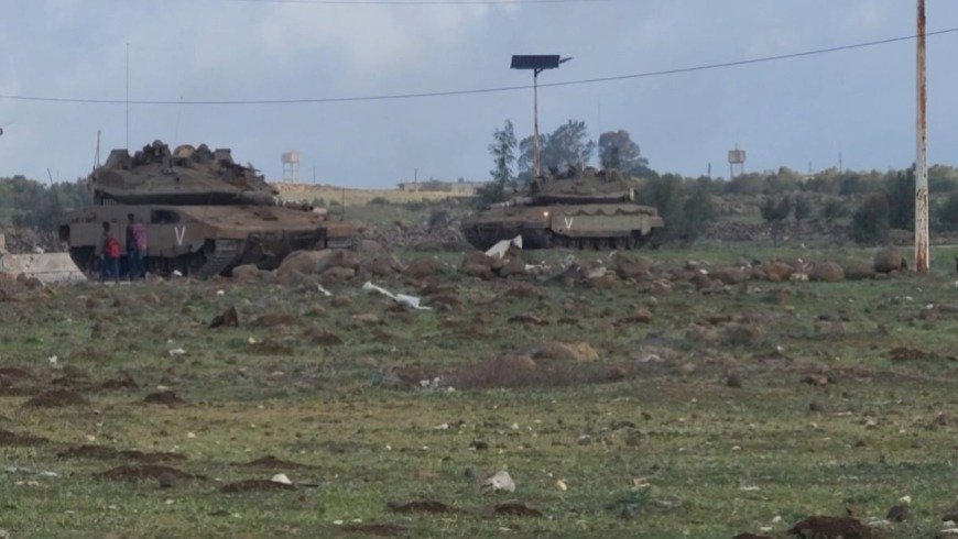 الاحتلال يعزز وجوده العسكري في ريف القنيطرة بتحصينات وحواجز جديدة