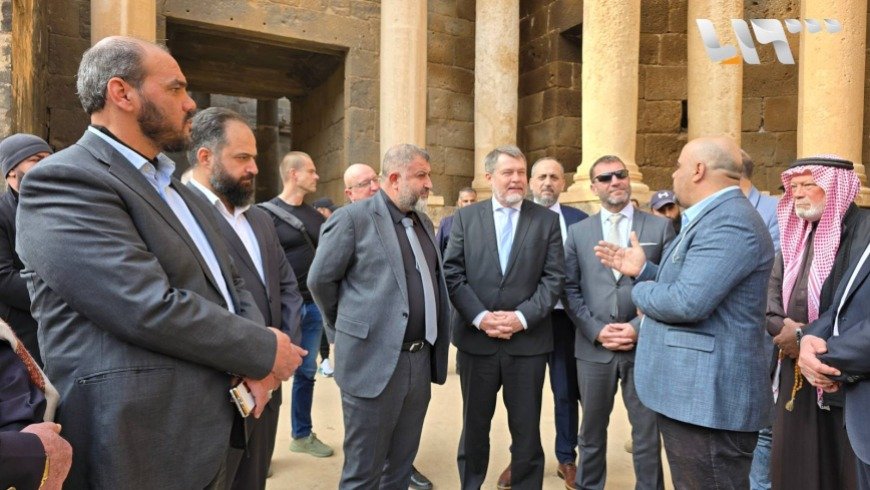 السفير التشيكي في سوريا يزور قلعة بصرى الشام في درعا