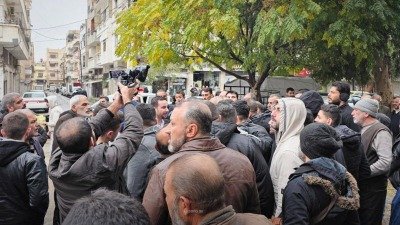 احتجاج شعبي في الزهراء بحمص و”الداخلية” تستجيب