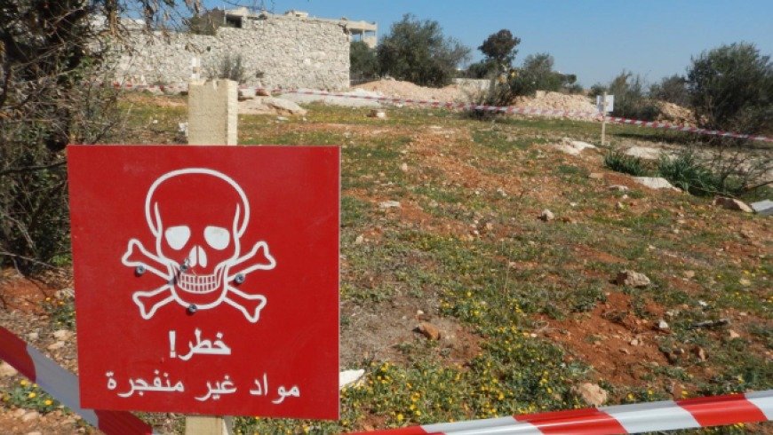 إصابة شاب بانفجار لغم من مخلفات الحرب في ريف حماة