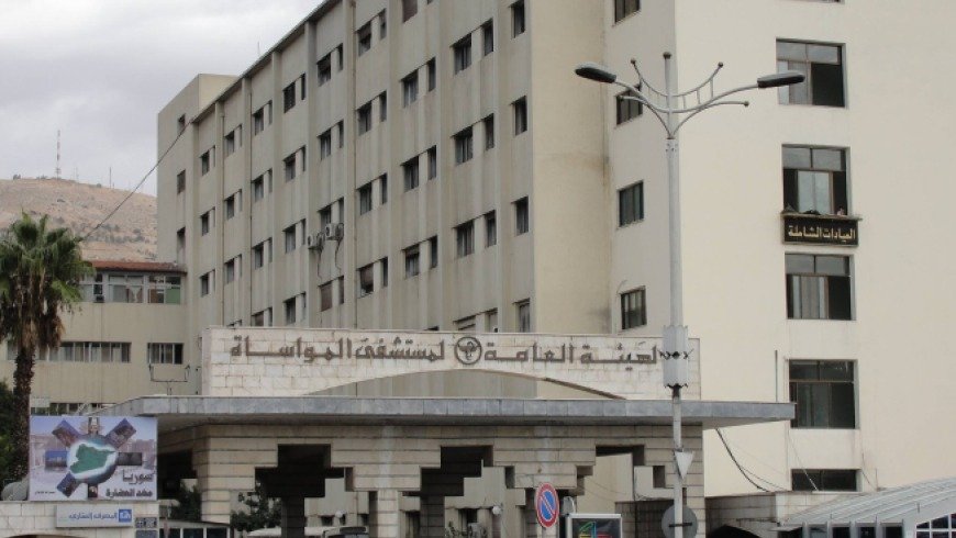 مستشفى المواساة بدمشق ينفي صلته بمقطع متداول لشخص يدخن الأركيلة داخل سيارة إسعاف
