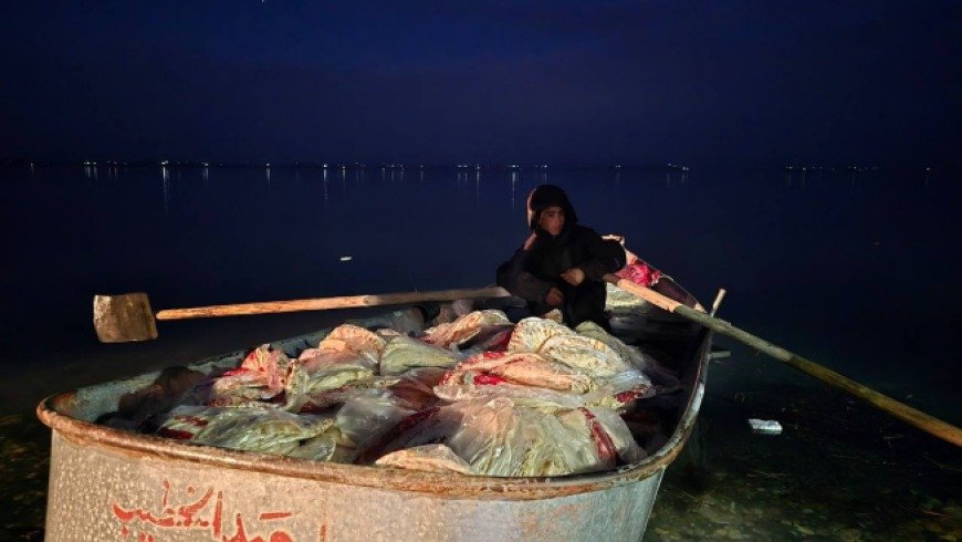 عبر زوارق.. لجنة استجابة حلب تؤمن مادة الخبز لـ 9 قرى محاصرة في عين العرب