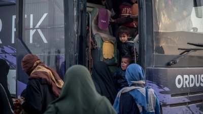 وول ستريت جورنال: أكثر من 15 ألف محتجز أصبحوا طلقاء بعد انهيار مخيم الهول