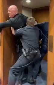 متظاهر يُقاطع جلسة استماع بمجلس الشيوخ احتجاجًا على الحرب مع إيران