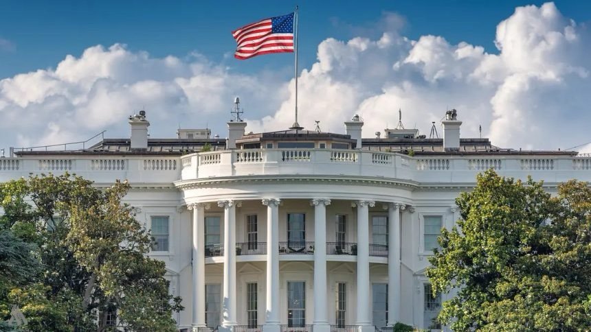 البيت الأبيض: ناقلات النفط تبدأ بالعبور ببطء عبر مضيق هرمز