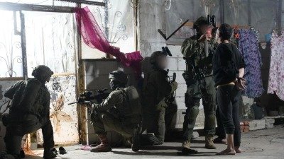 وسط تحليق الطيران الإسرائيلي.. مداهمات ليلية وتفتيش منازل في ريف القنيطرة