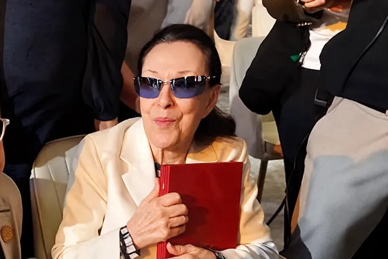 نجاة الصغيرة في ظهور نادر بمعرض أبو ظبي للكتاب.. تكريم لمسيرة “قيثارة الفن”